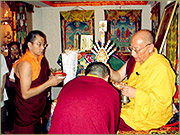 Khenchen Rinpoche giving initiation